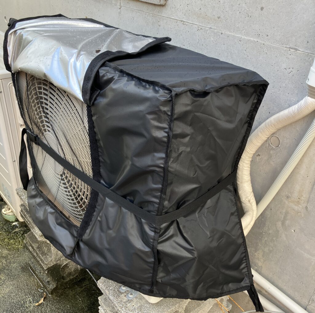 室外機に日除けカバーを装着した様子（正面）
