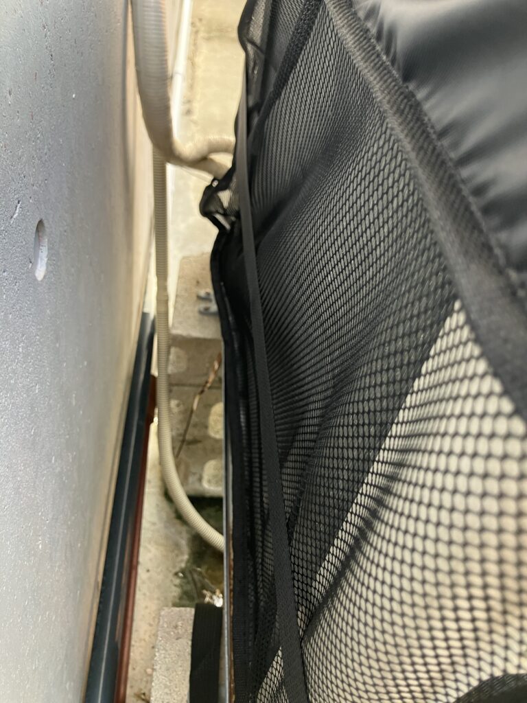 室外機に日除けカバーを装着した様子（背面）