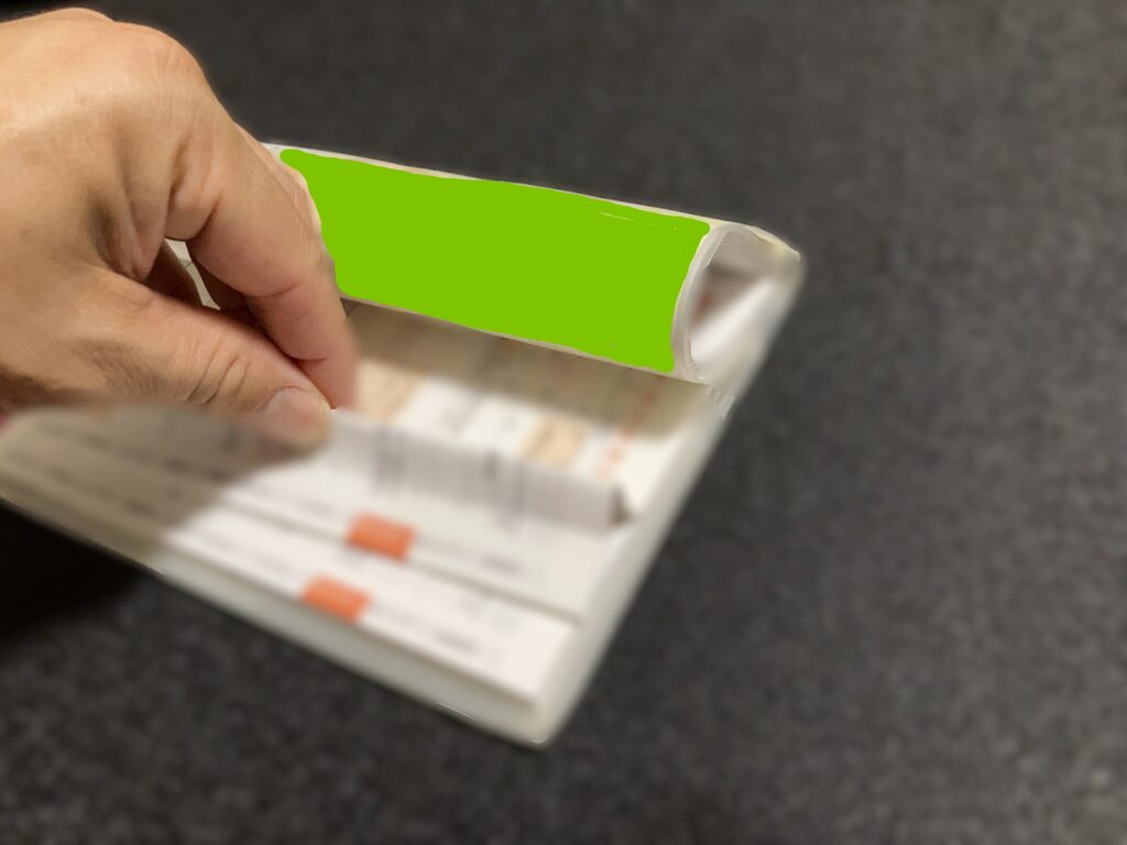 スマホの下側を抑えるために山折り部分を作る